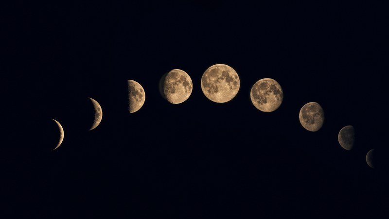 Las fases de la Luna puestas en arco: del cuarto creciente a la luna llena y de vuelta al menguante