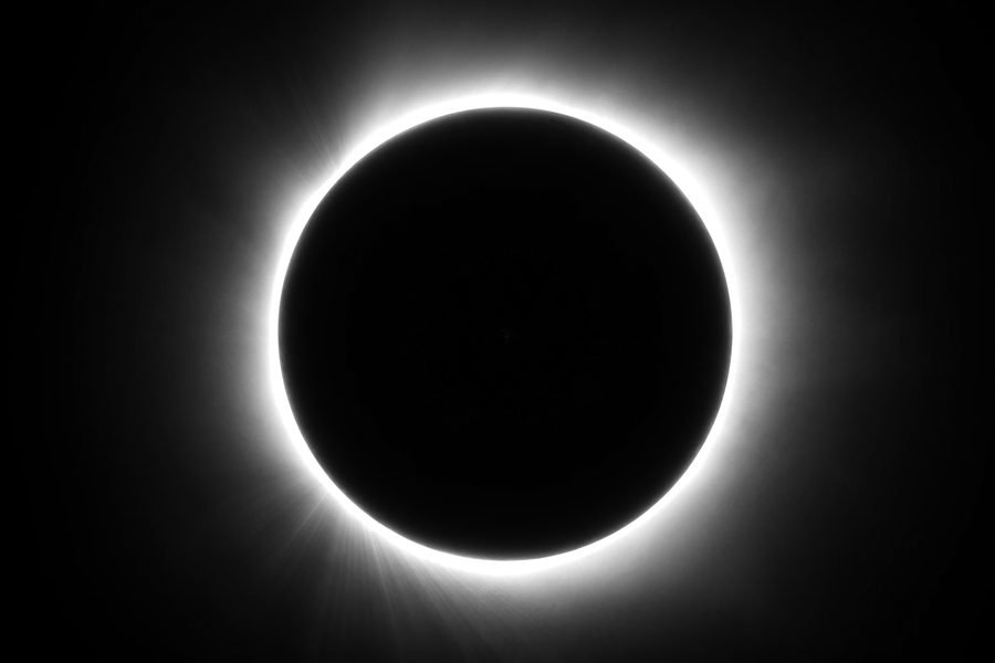 Un eclipse total de Sol en blanco y negro: el disco negro de la Luna rodeado por la corona solar